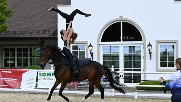 Polynorm als Sponsor im Voltige